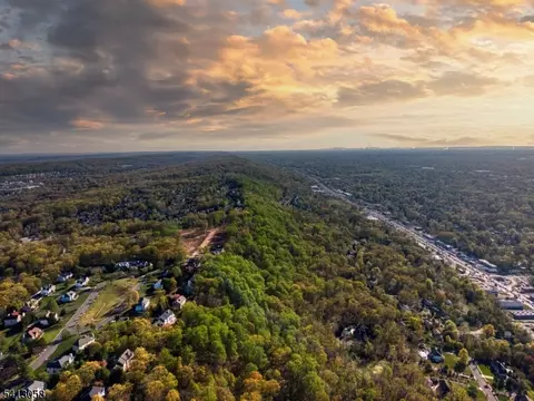 8 Juniper Pointe Trl, Green Brook Twp, NJ 08812