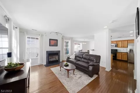 1108 Shadowlawn Dr, Green Brook, NJ 08812