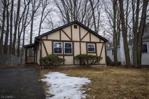 329 Elmira Trl, Hopatcong, NJ 07843