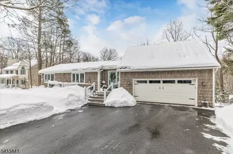 87 Fairlawn Dr, Hewitt, NJ 07421
