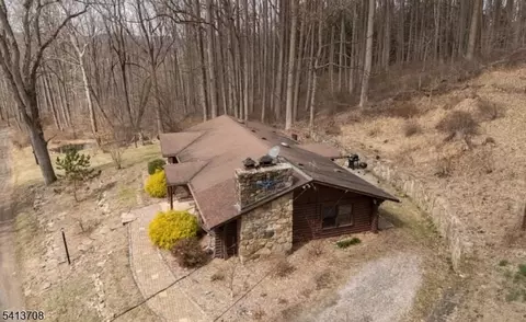 7 Derry Run Ln, Glen Gardner, NJ 08826