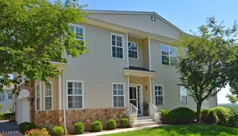 1055 Shadowlawn Dr, Green Brook, NJ 08812