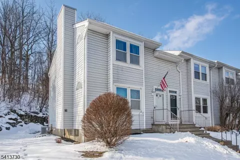 17 Village Dr, Hamburg, NJ 07419