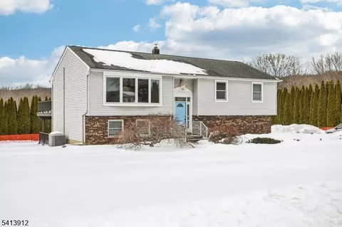 6 Highview Dr, Stockholm, NJ 07460
