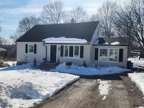 28 School St, North Haledon, NJ 07508
