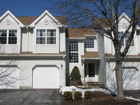 5 Weatherhill Rd, Hamburg, NJ 07419