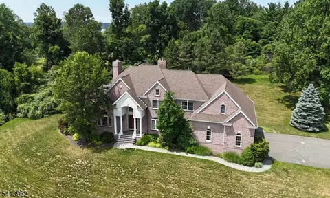 6 Trout Brook Ct, Chester Twp, NJ 07930