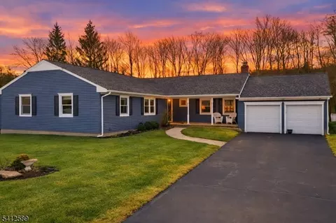 10 Bayberry Ln, Randolph, NJ 07869