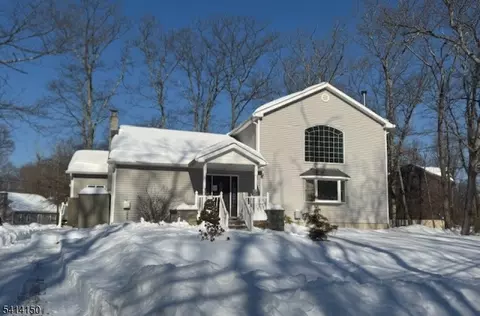 8 Lincoln Trl, Hopatcong, NJ 07843