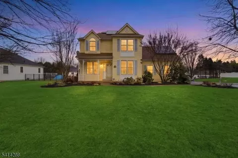 237 Stonehenge Dr, Phillipsburg, NJ 08865