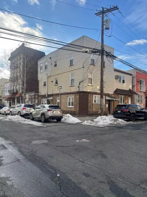 31 Downing St, Newark, NJ 07105