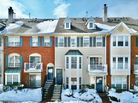 31 Dogwood St, Jersey City, NJ 07305