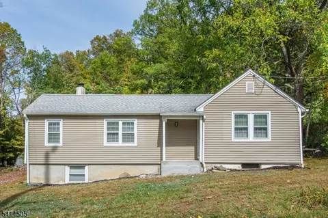 25 Lake Pochung Rd, Sussex, NJ 07461