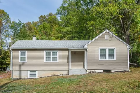 25 Lake Pochung Rd, Sussex, NJ 07461