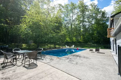 5 Beaver Brook Dr, Sussex, NJ 07461