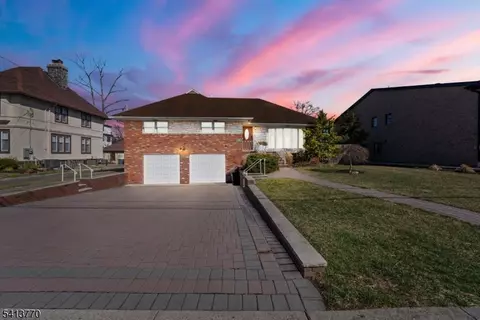 1070 Cumbermeade Rd, Fort Lee, NJ 07024