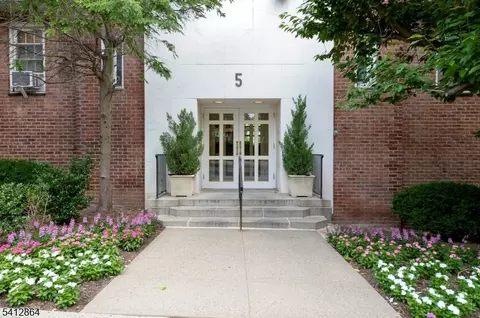 5 Roosevelt Pl #2B, Montclair, NJ 07042