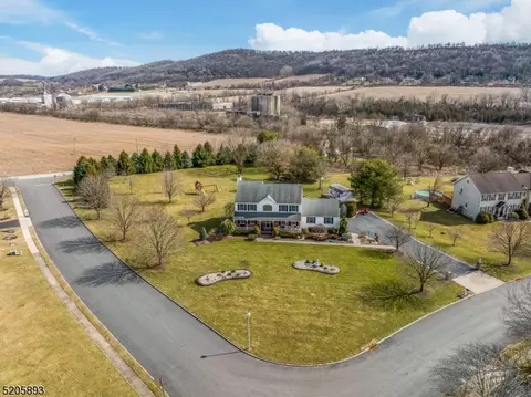 1 Shipman Rd, Stewartsville, NJ 08886