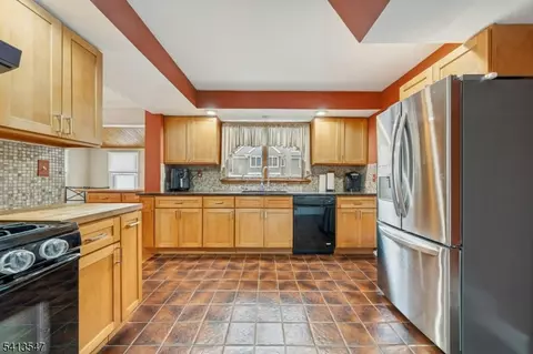 177 Chestnut Dr, Wayne, NJ 07470 photo 4
