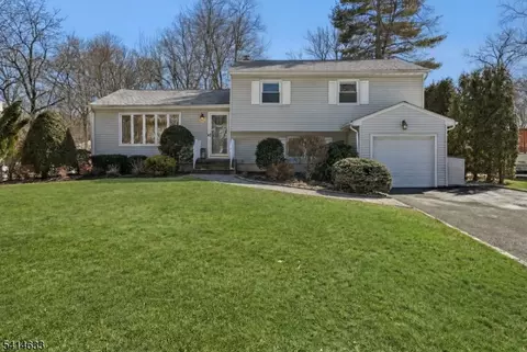 6 Knollwood Dr, Livingston, NJ 07039