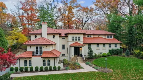4 Meadow Ln, Roseland, NJ 07068