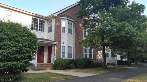 206 Pinelli Dr, Piscataway, NJ 08854