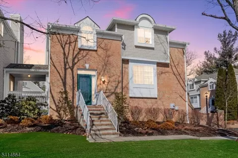 40 Primrose Ln, Gillette, NJ 07933