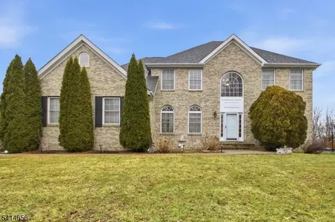 415 Maxwell Dr, Stewartsville, NJ 08886
