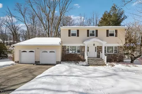 29 Clover Ln, Randolph, NJ 07869