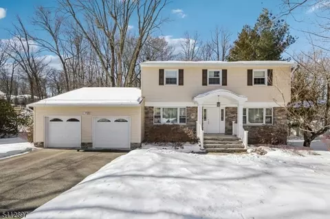 29 Clover Ln, Randolph, NJ 07869