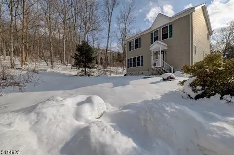 6 Hudson Ave, Oak Ridge, NJ 07438