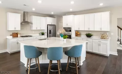 20 Eastwood Ter #20, East Hanover, NJ 07936