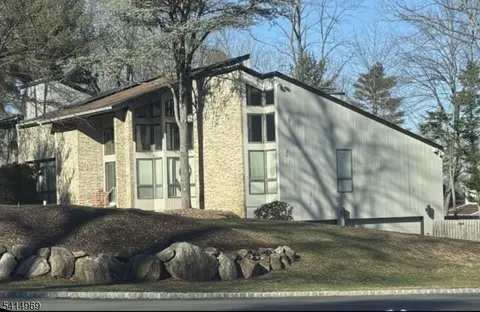 22 Post Ln, Livingston, NJ 07039