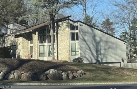 22 Post Ln, Livingston, NJ 07039