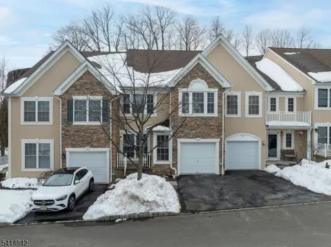 26 Birchwood Ln, Haledon, NJ 07508
