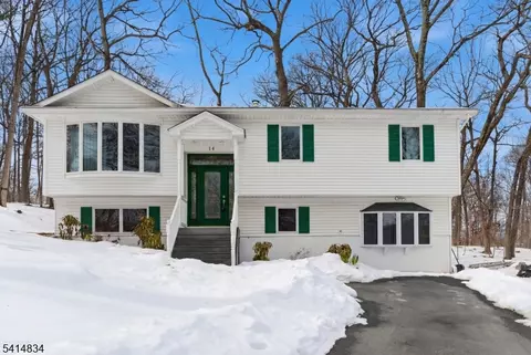 14 Marshall Trl, Hopatcong, NJ 07843