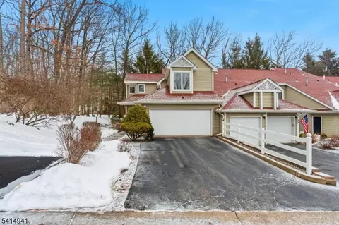 20 Heritage Ct, Oak Ridge, NJ 07438