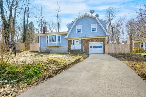 16 Woodland Trl, Sparta, NJ 07871
