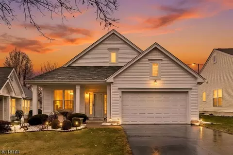 17 Stafford Ln, Belvidere, NJ 07823