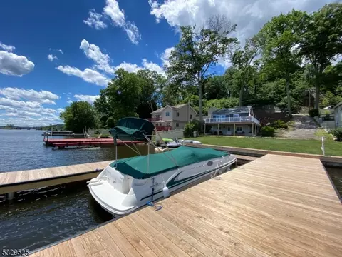 49 N Lakeside Ave, Lake Hopatcong, NJ 07849