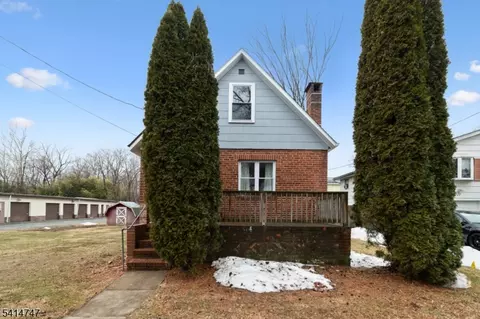 19 Adams St, Belvidere, NJ 07823