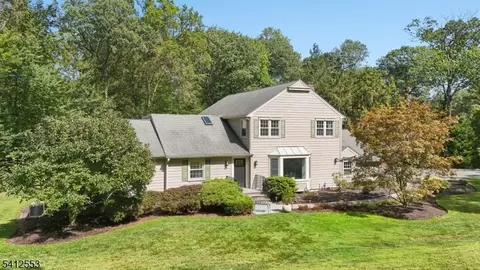 8 Oak Park Dr, Morristown, NJ 07960