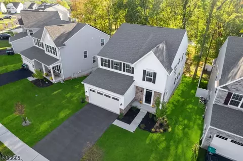 58 Oakwood Blvd, Hampton, NJ 08827