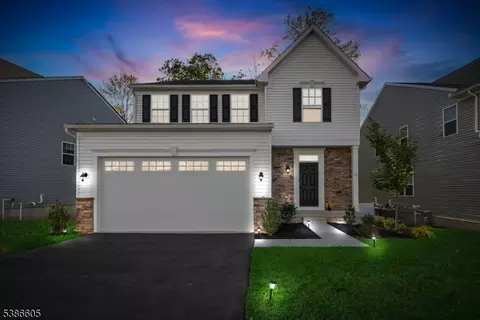 58 Oakwood Blvd, Hampton, NJ 08827