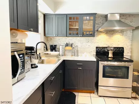 17 Country Club Ln, Elizabeth, NJ 07208