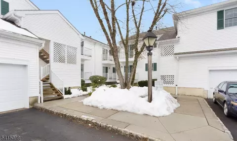 58 Smithfield Ct, Basking Ridge, NJ 07920