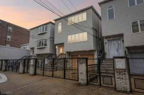 297 E Kinney St, Newark, NJ 07105