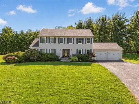5 Fisher Ct, Ringoes, NJ 08551