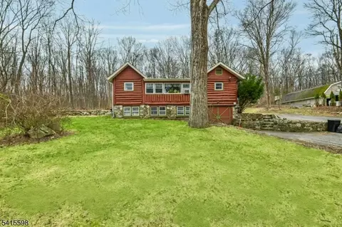 21 Grandview Ave, Stockholm, NJ 07460