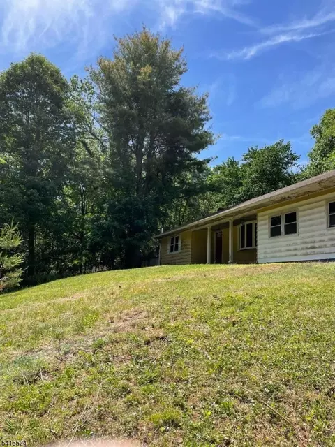 150 Karrville Rd, Port Murray, NJ 07865
